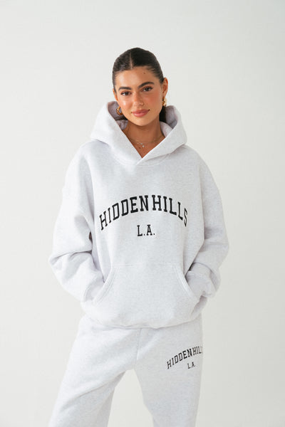 COLLEGE STICKEREI HOODIE HELLGRAU