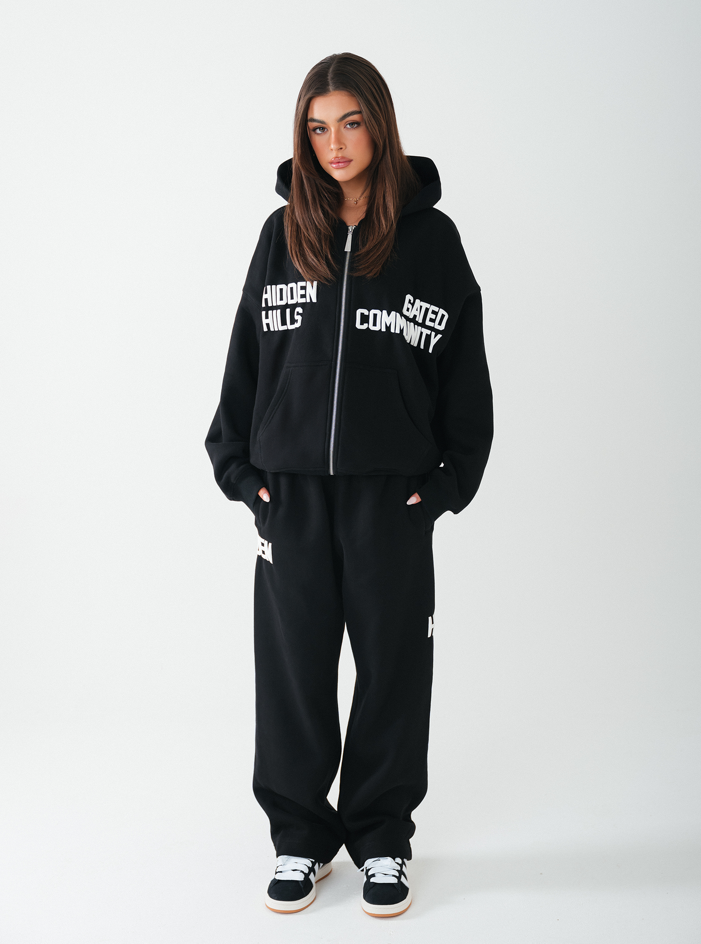 GATED COMMUNITY STRAIGHT LEG SWEATPANTS BLACK