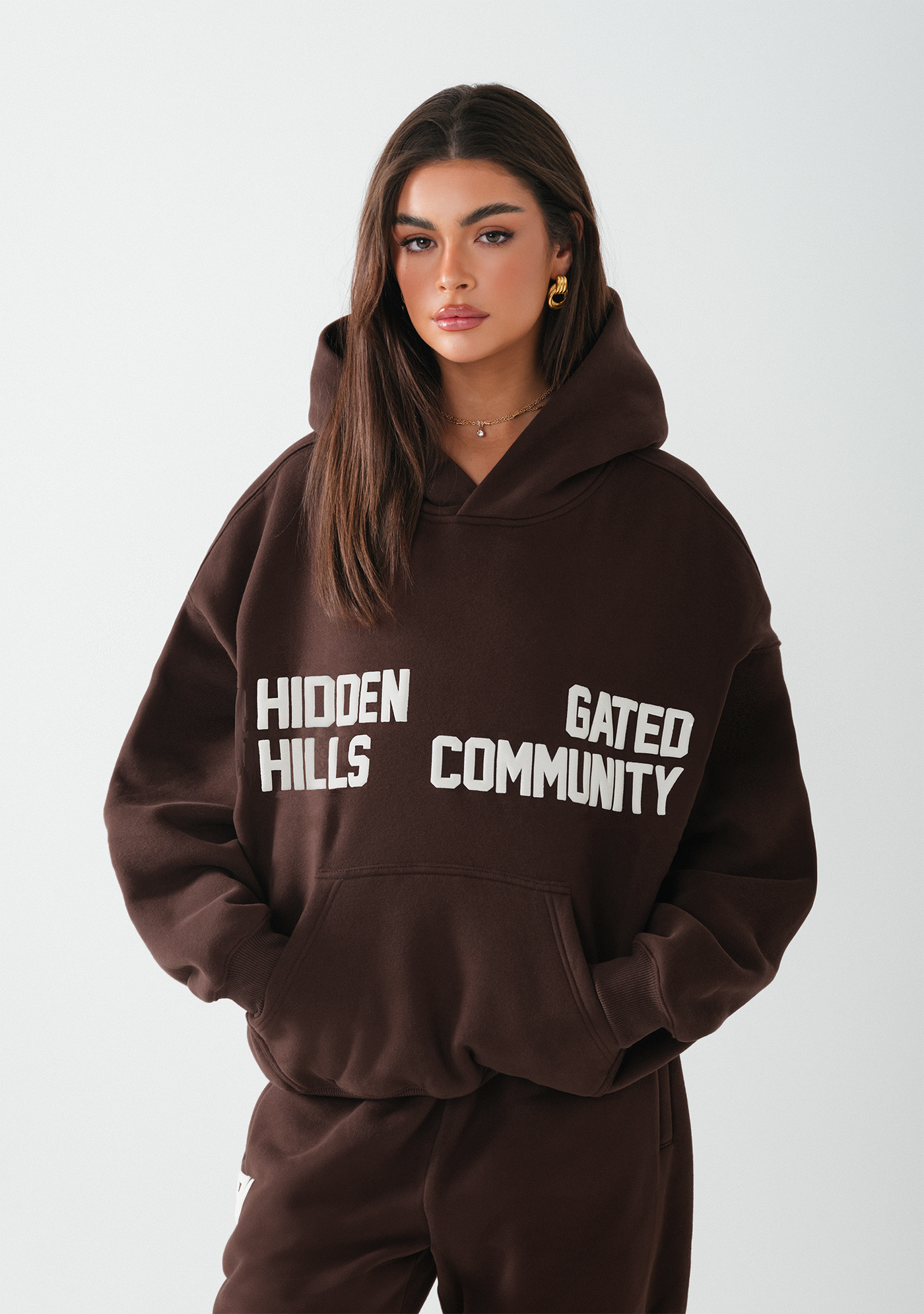 GATED COMMUNITY HOODIE DARK BROWN