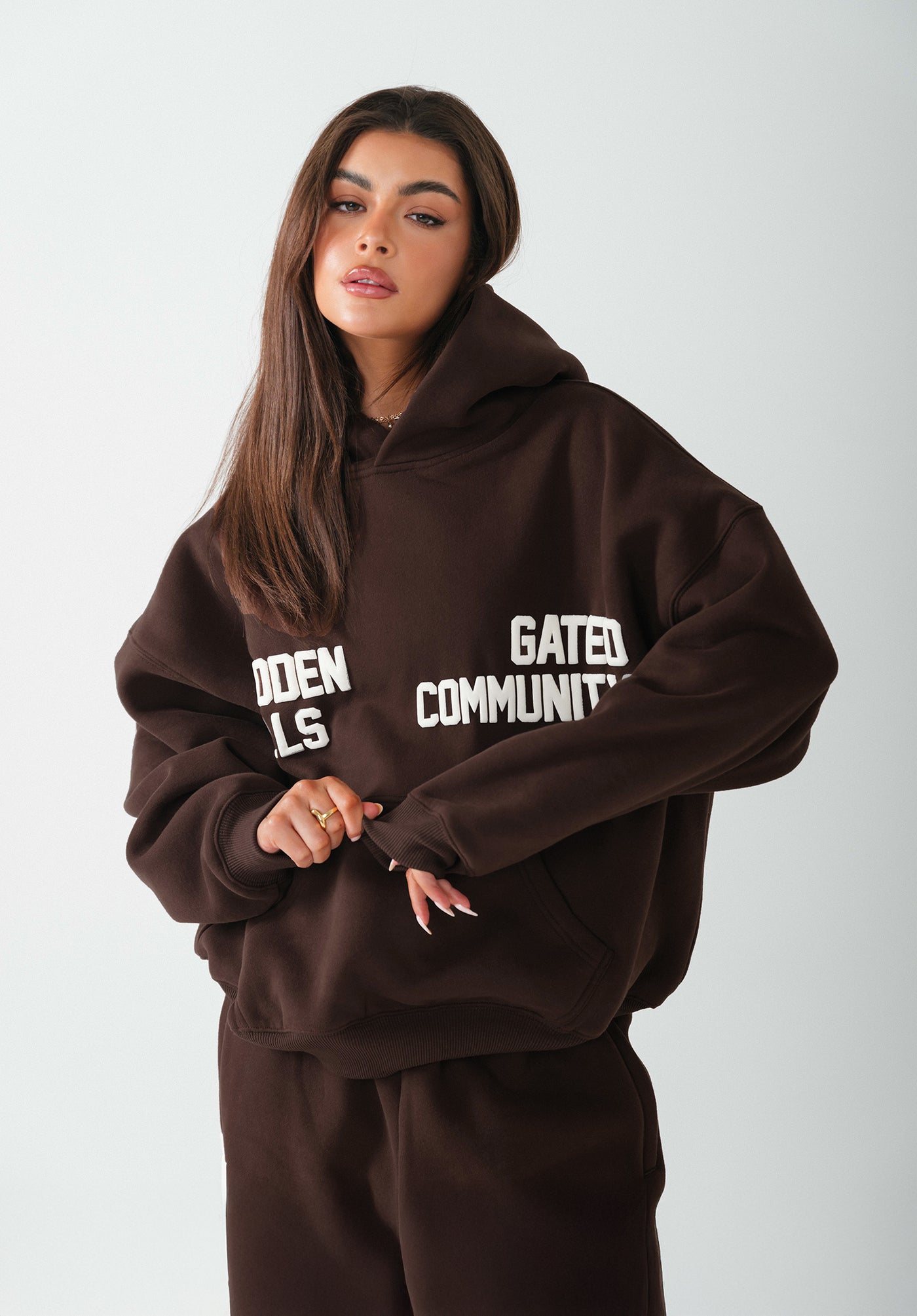 GATED COMMUNITY HOODIE DARK BROWN