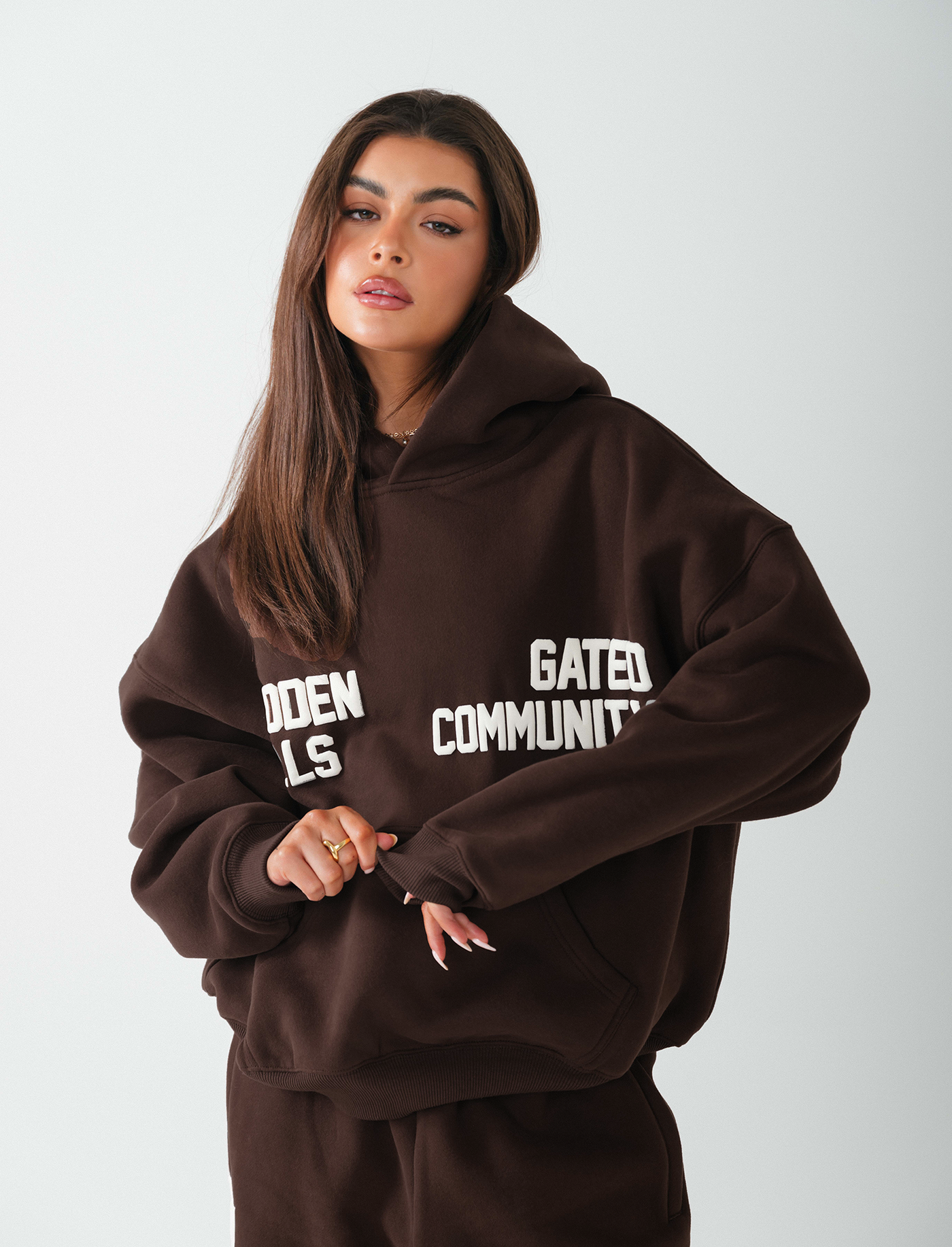 GATED COMMUNITY HOODIE DARK BROWN