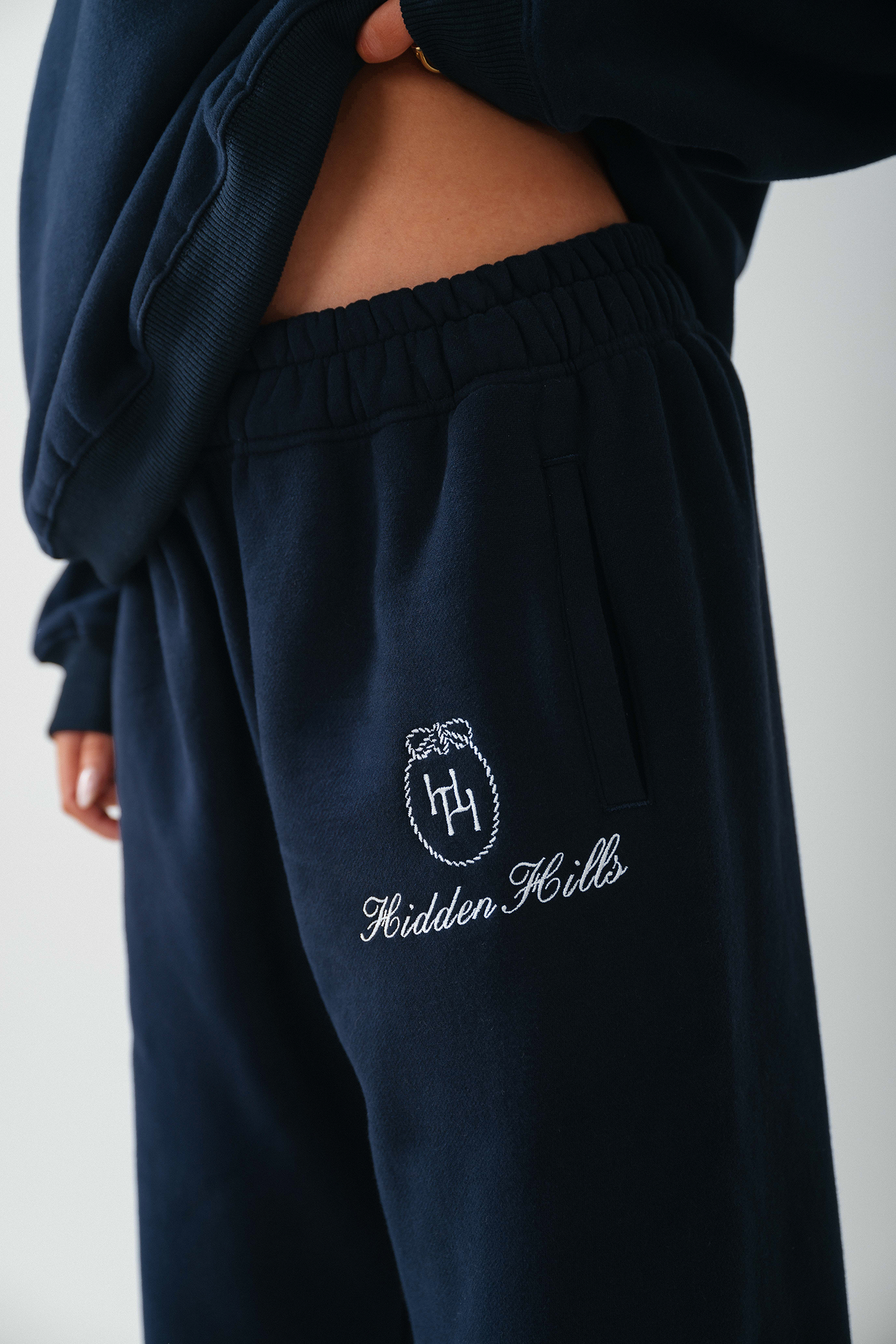 KLASSISCHE STICKEREI SWEATPANTS NAVY