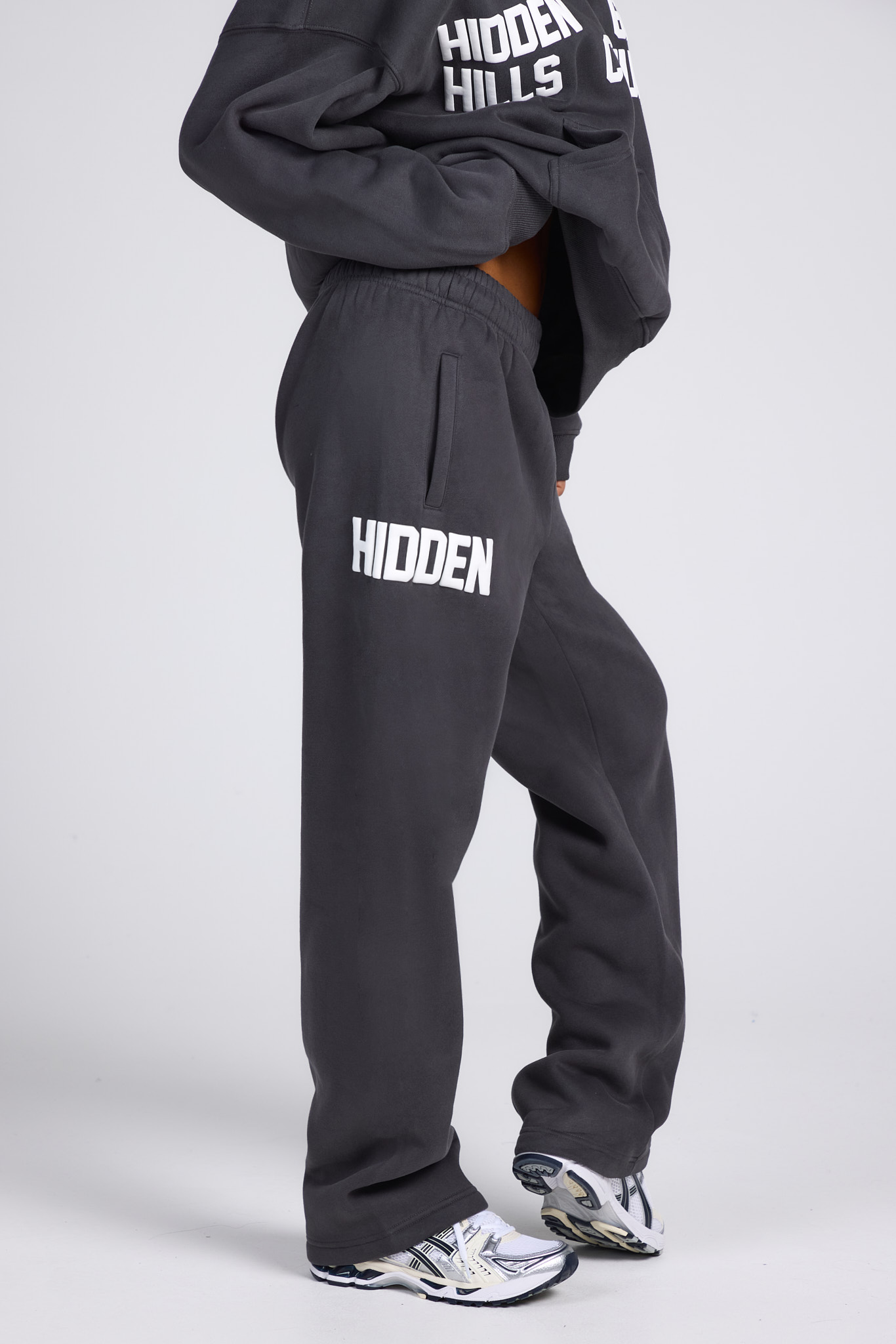 GATED COMMUNITY STRAIGHT LEG SWEATPANTS DARK GREY