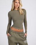 LABEL LONGSLEEVE TOP SAGE