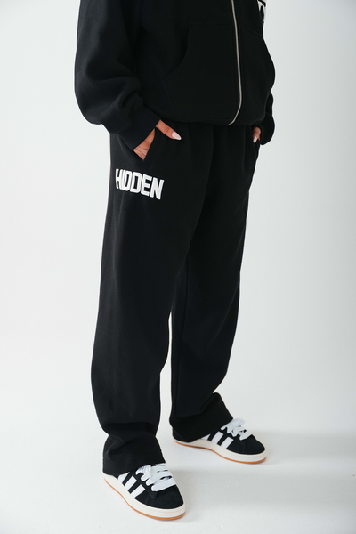 GATED COMMUNITY STRAIGHT LEG SWEATPANTS BLACK