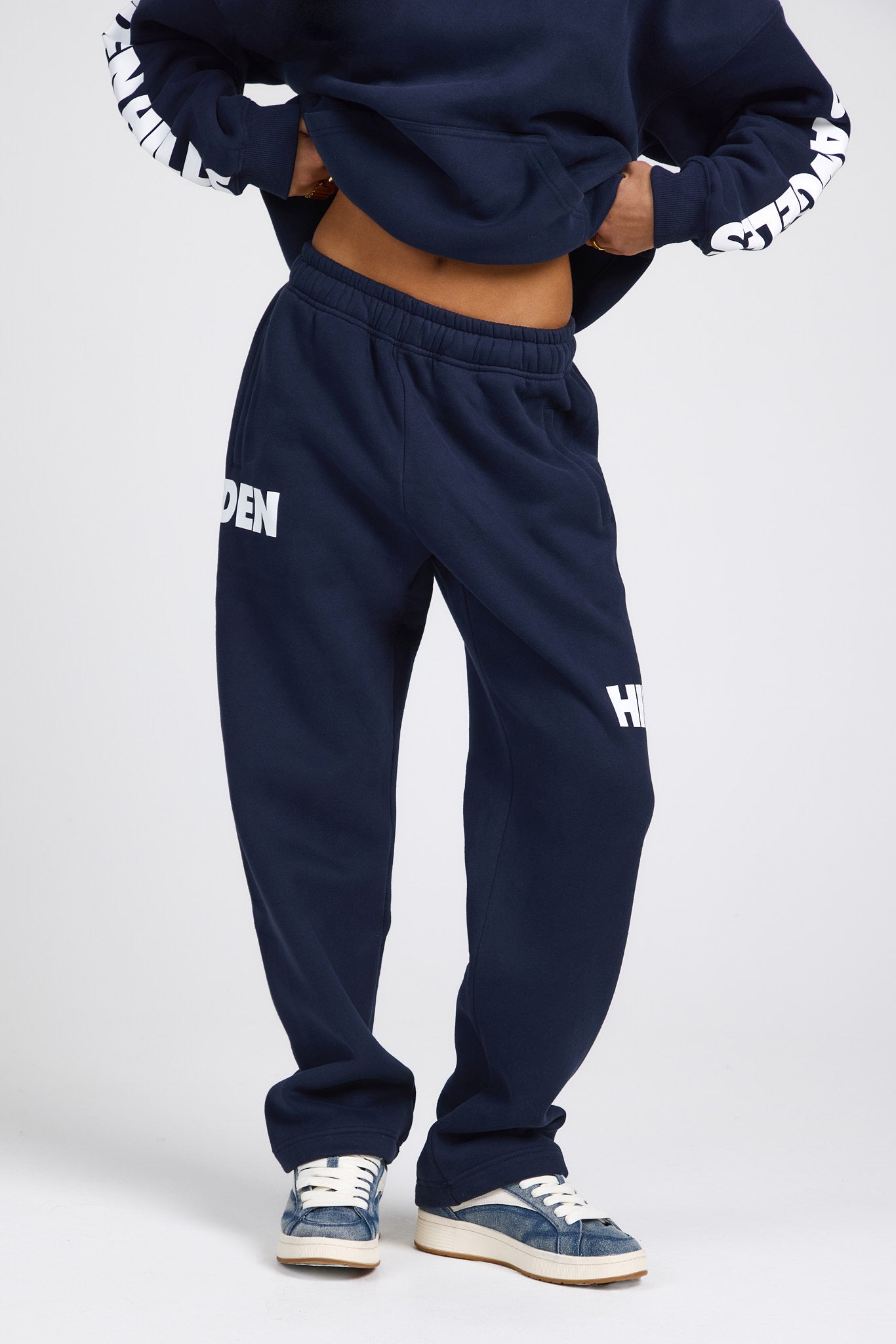 LOGO-SWEATPANTS MIT GERADEM BEIN NAVY