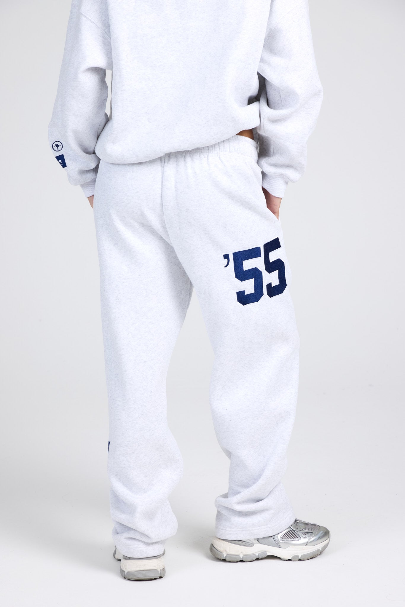 55 SWEATPANTS MIT STICKEREI UND GERADEM BEIN HELLGRAU
