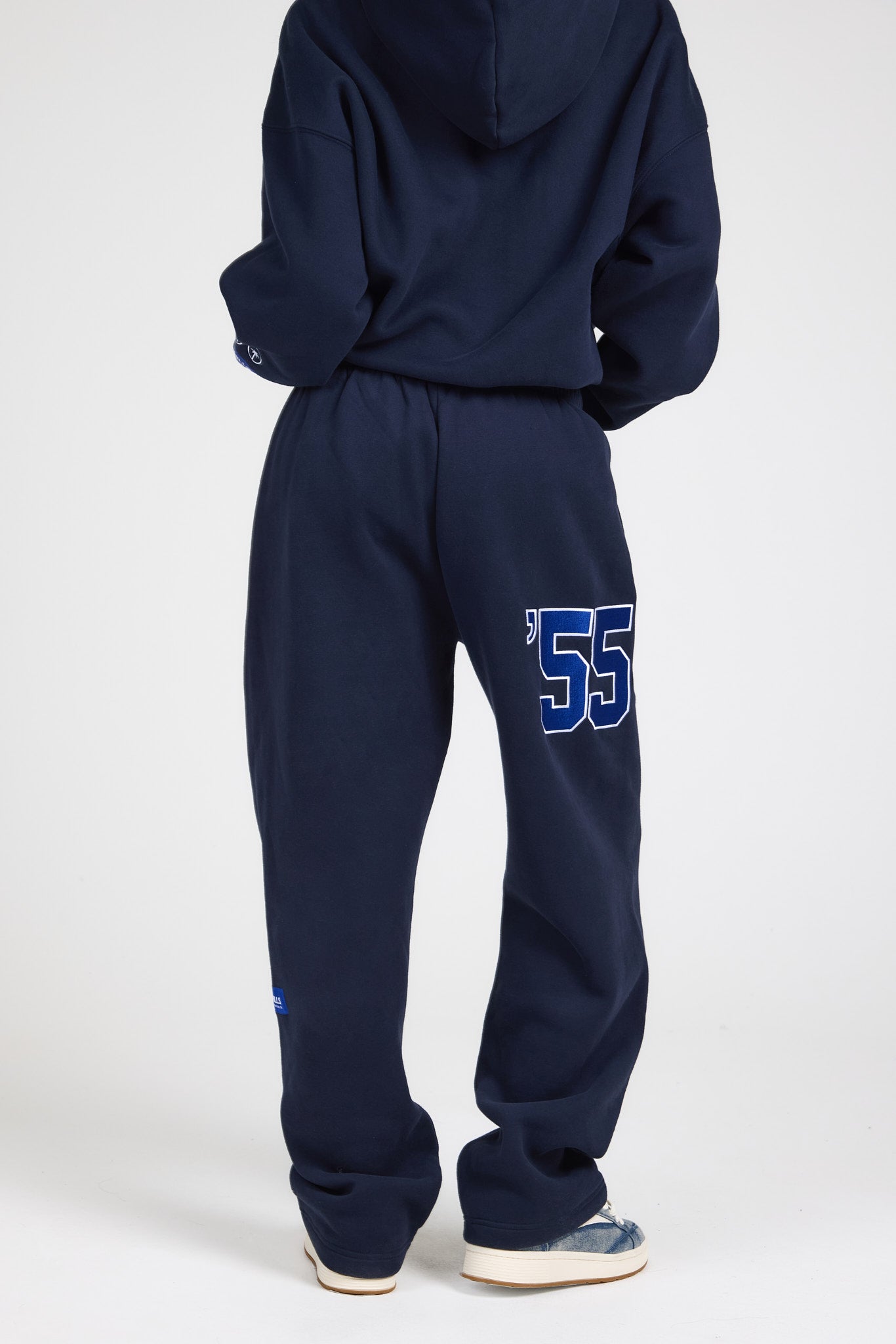 55 SWEATPANTS MIT STICKEREI UND GERADEM BEIN NAVY