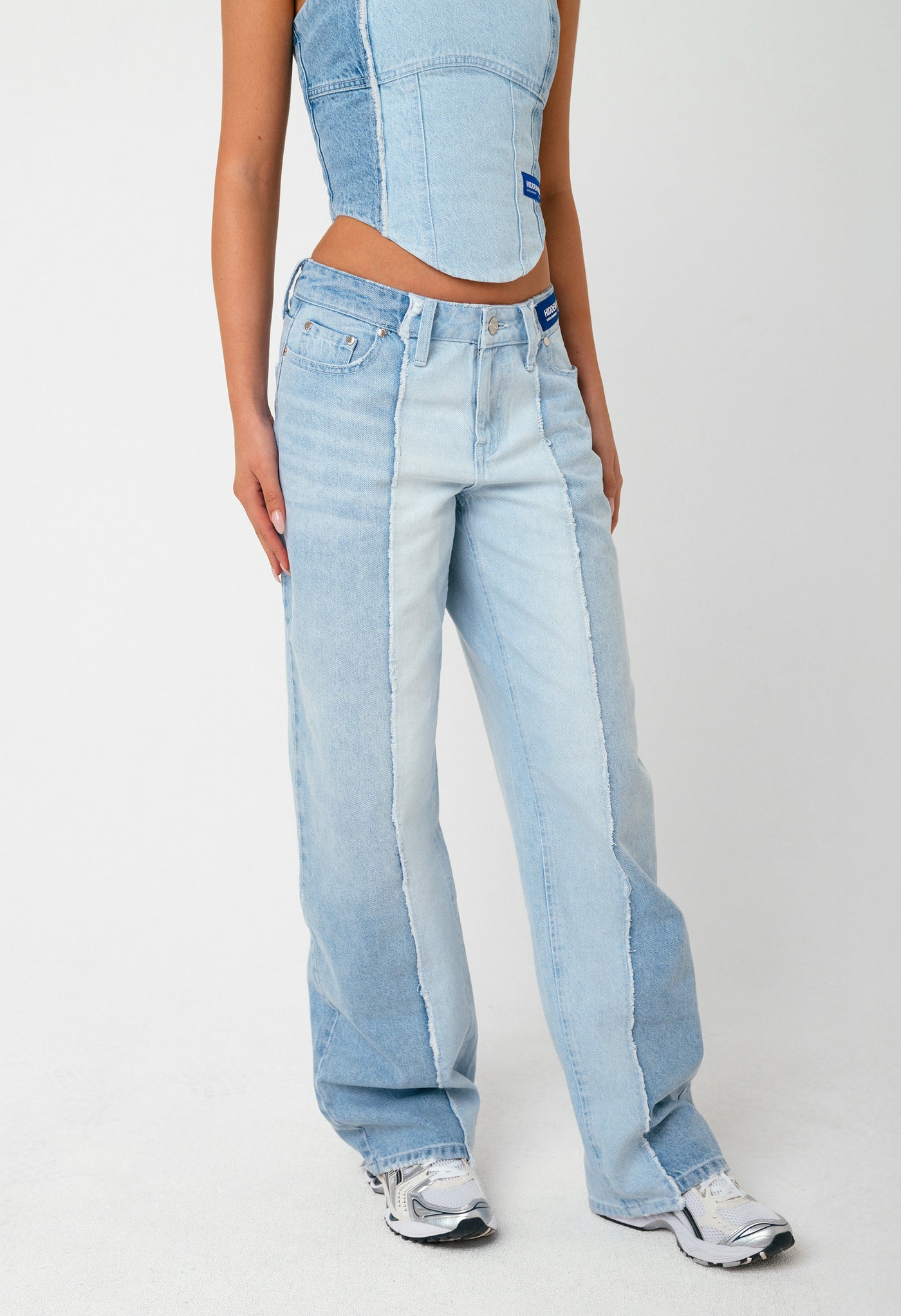 ÜBERARBEITETE JEANS