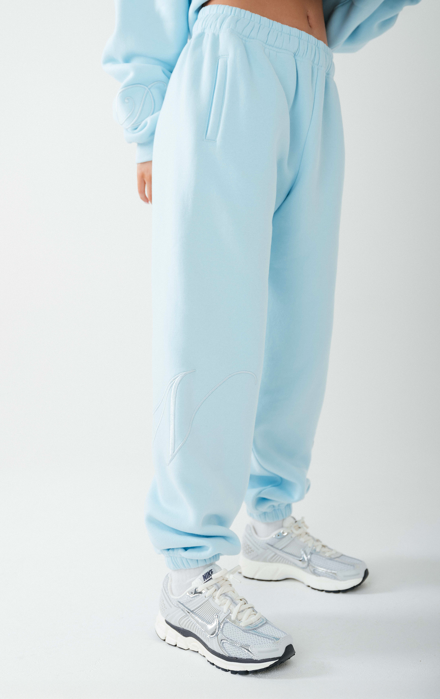 ICE QUEEN EMBROIDERY SWEATPANTS