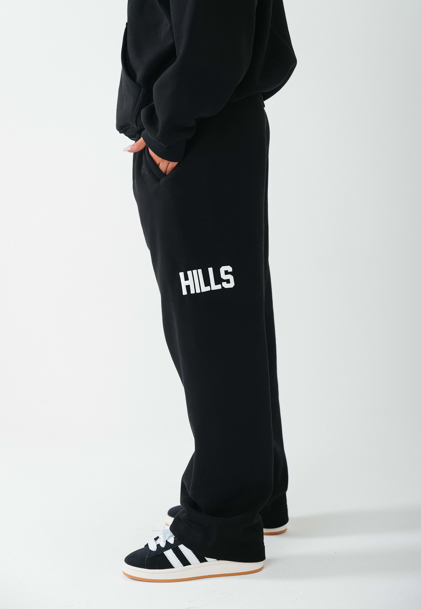 GATED COMMUNITY STRAIGHT LEG SWEATPANTS BLACK