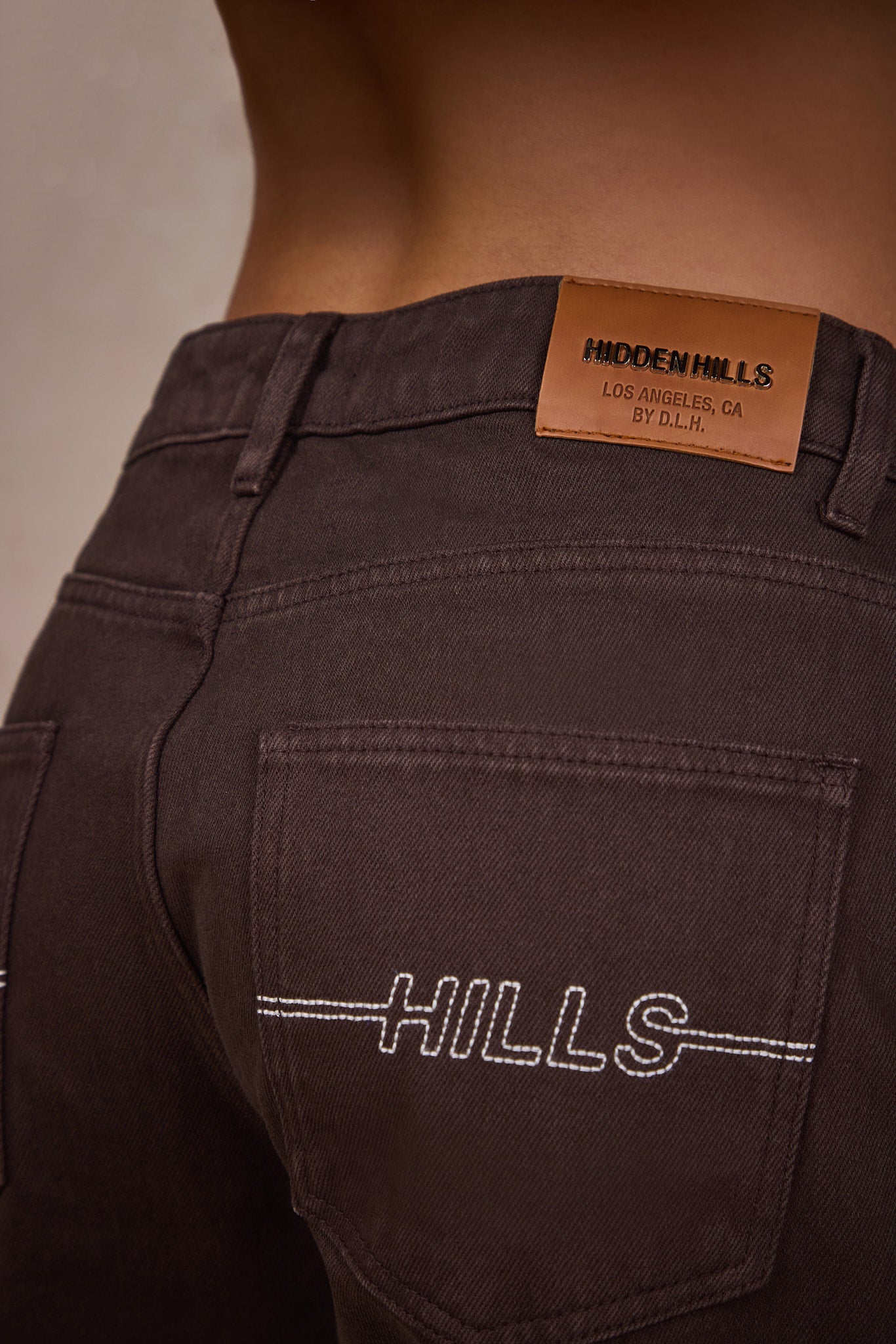 JEANS AVEC LOGO SURPIQUÉ MARRON FONCÉ