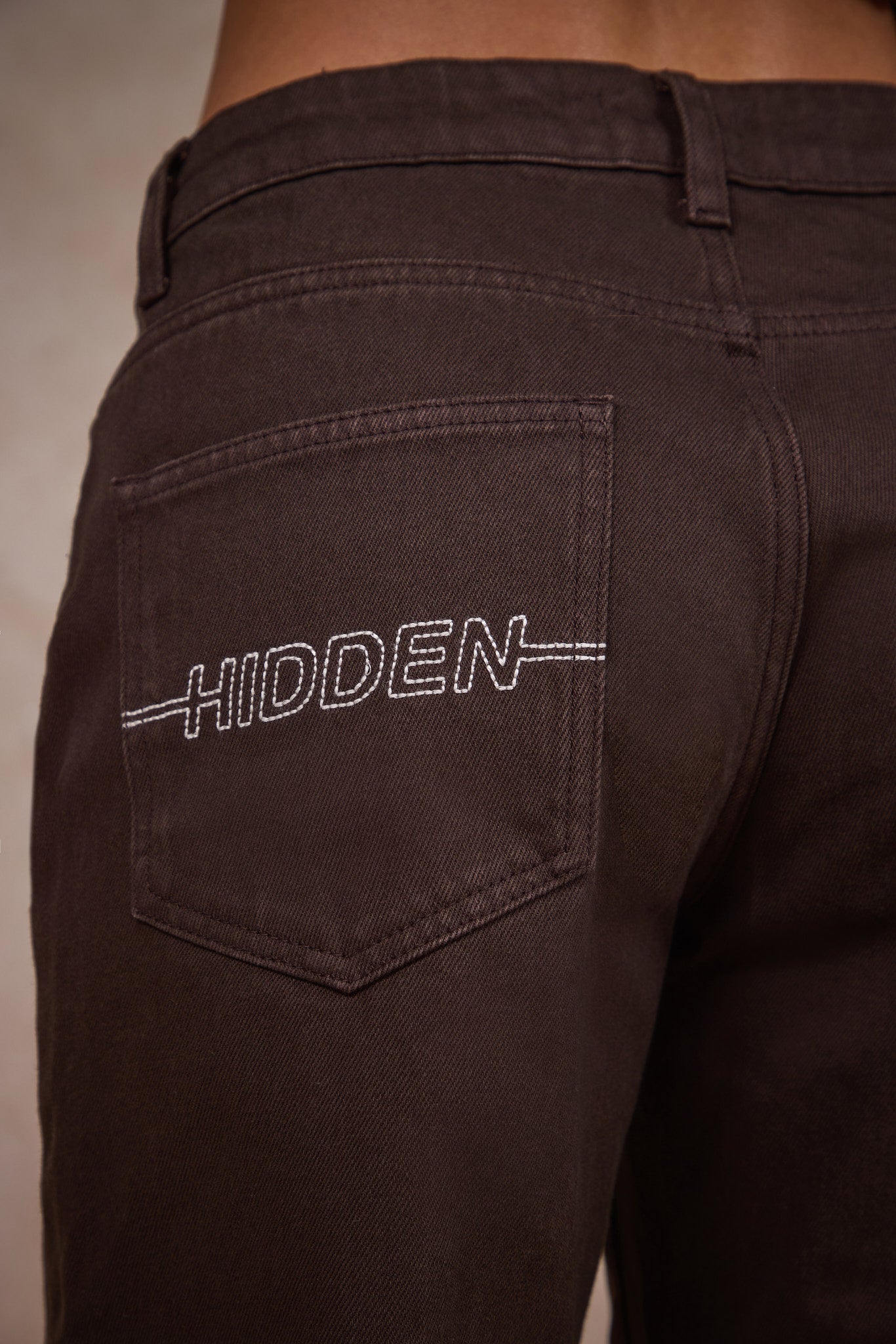 JEANS AVEC LOGO SURPIQUÉ MARRON FONCÉ