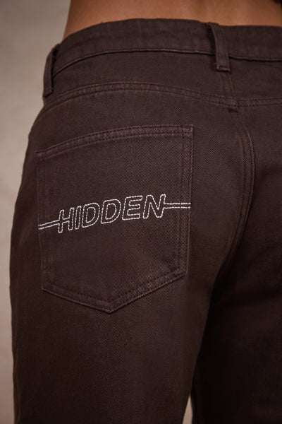 JEANS AVEC LOGO SURPIQUÉ MARRON FONCÉ