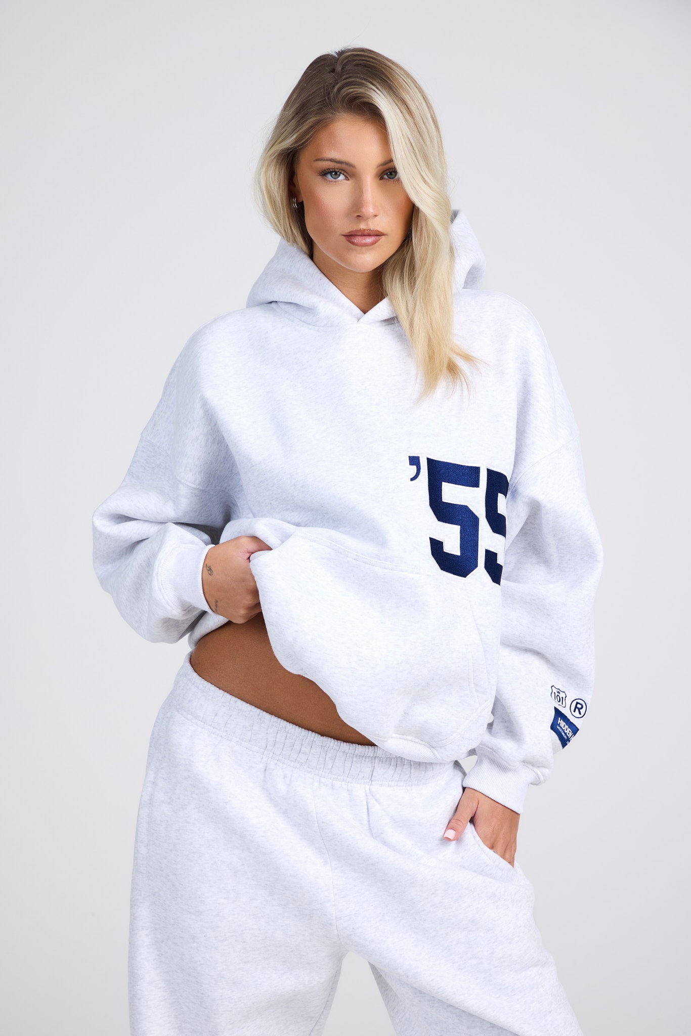 SWEAT À CAPUCHE BRODÉ '55 GRIS CLAIR