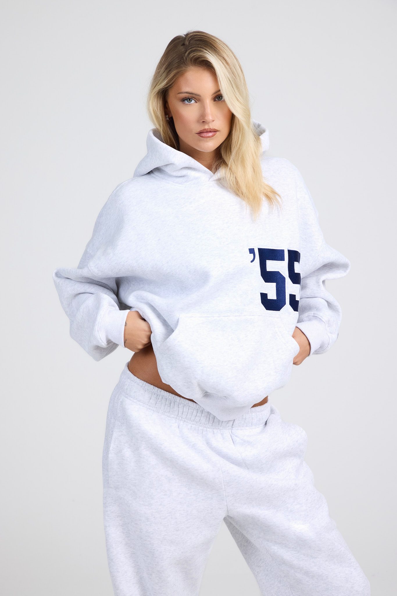 SWEAT À CAPUCHE BRODÉ '55 GRIS CLAIR